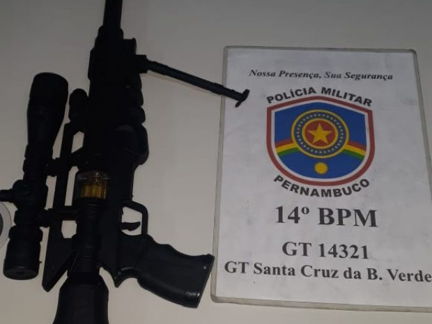 Homem é preso utilizando arma de brinquedo para ameaçar, em Santa Cruz da Baixa Verde