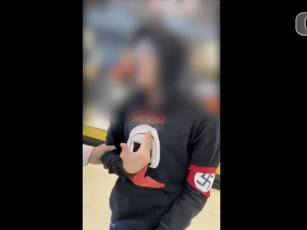 Usando símbolo nazista, jovem é expulso de shopping em Pernambuco