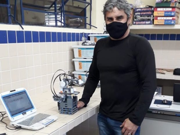 Professor de Triunfo cria robô capaz de ajudar no combate à Covid-19