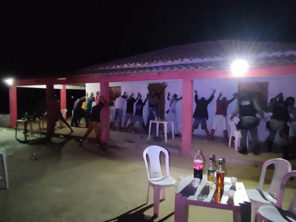 PM encerra festa clandestina na zona rural de Trindade, no Sertão de PE