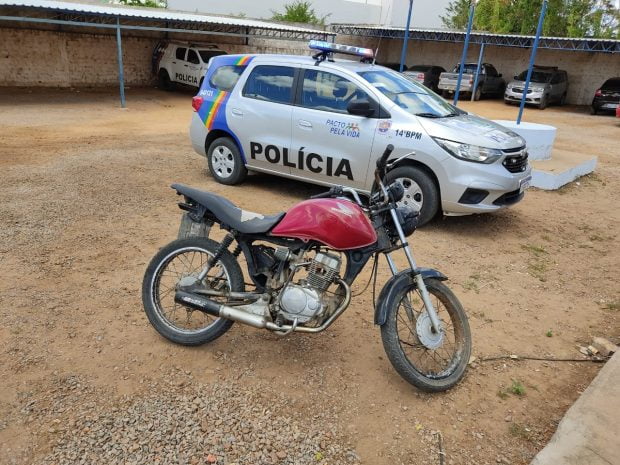 Polícia recupera motocicleta na zona rural de Calumbi