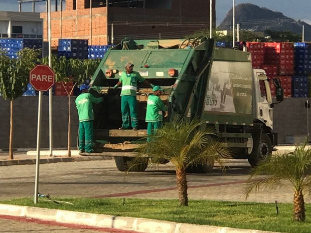 Caminhão de Coleta entra em alta velocidade no Shopping Serra Talhada