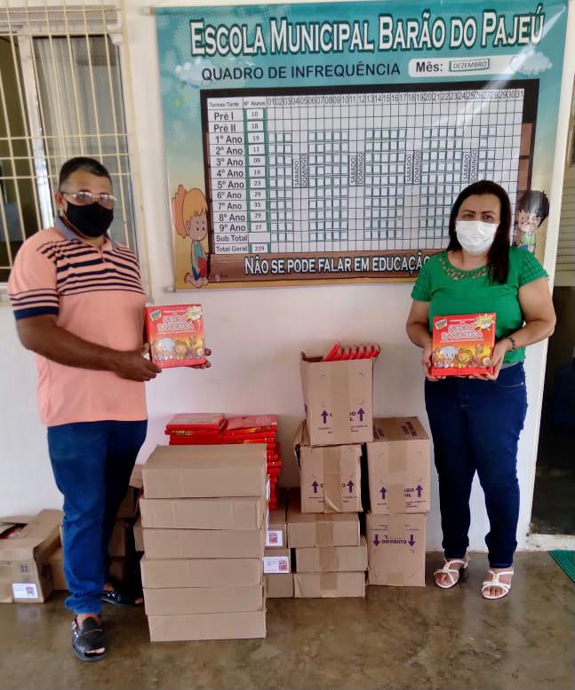 Educação distribui livros para estudantes cegos em Serra Talhada