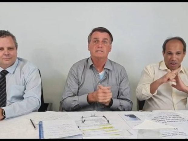 Bolsonaro chama assessores de “pau-de-arara”, durante live semanal