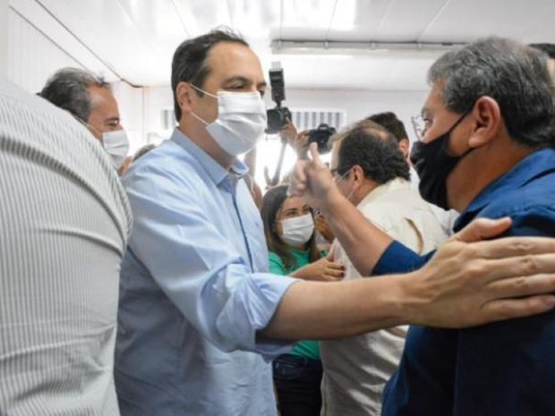 Luciano Duque recepciona Paulo Câmara no aeroporto de Serra Talhada
