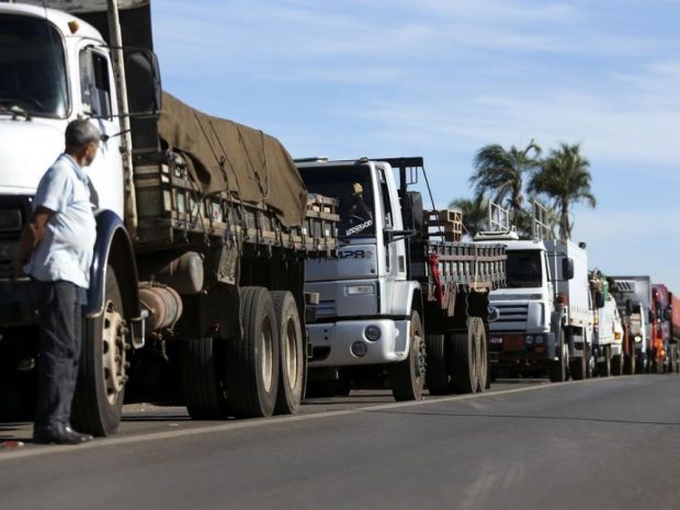 Após aumento dos combustíveis, caminhoneiros ameaçam paralisação