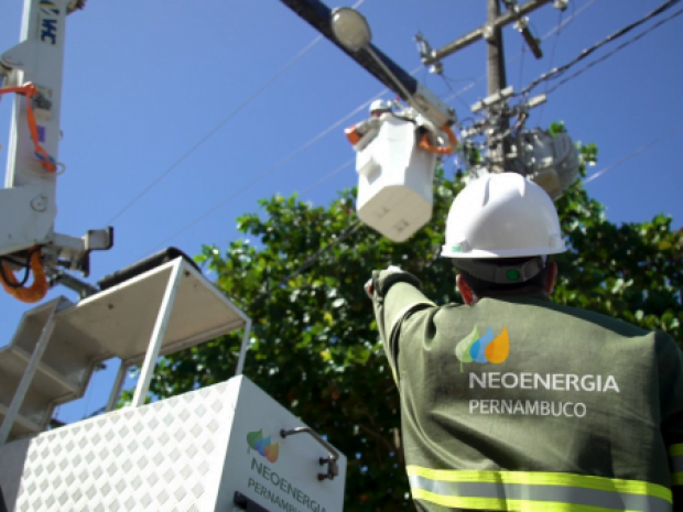 Neoenergia remove fiações ilegais de internet em Serra Talhada