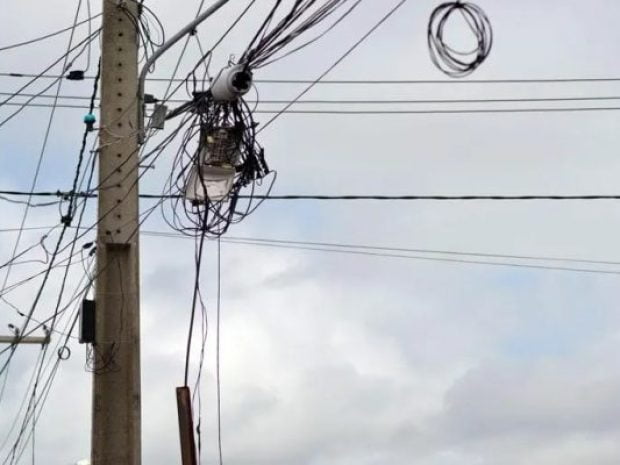 Neoenergia remove ligações clandestinas de postes em Serra Talhada