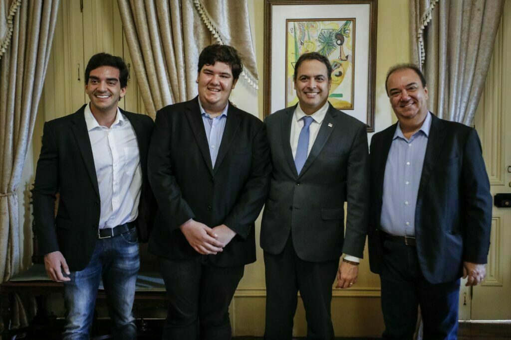 Paulo Câmara sanciona leis que renomeiam rodovias em homenagem a políticos