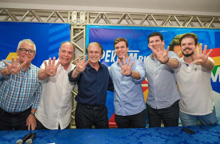 Luciano Bivar e Miguel Coelho em ato político, em Petrolina