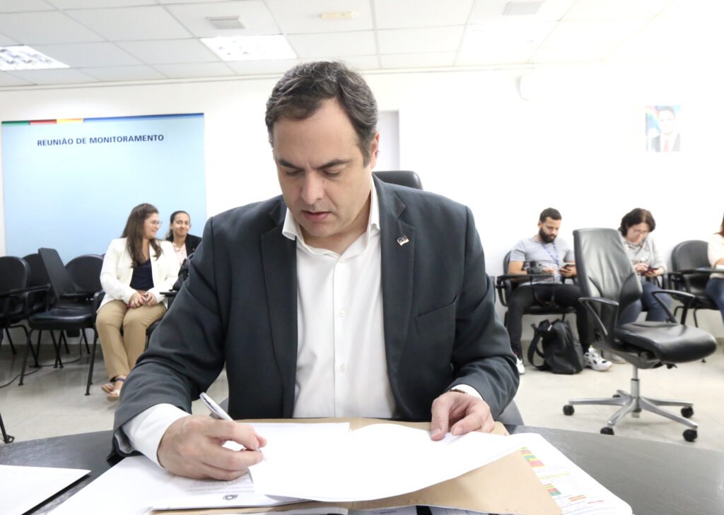 Governo de PE sanciona leis para ajudar vítimas das chuvas
