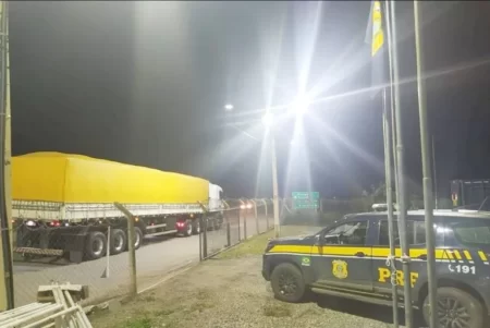 Carga de milho apreendida pela PRF, em ST