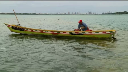 Pescador navegando no Rio São Francisco.