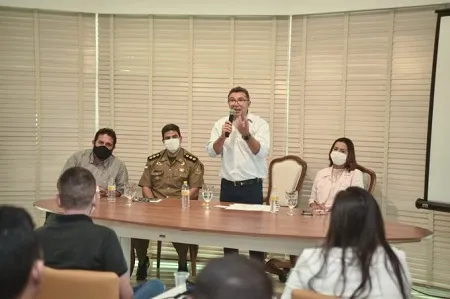 Prefeito de Arcoverde, Wellington Maciel, em coletiva de imprensa