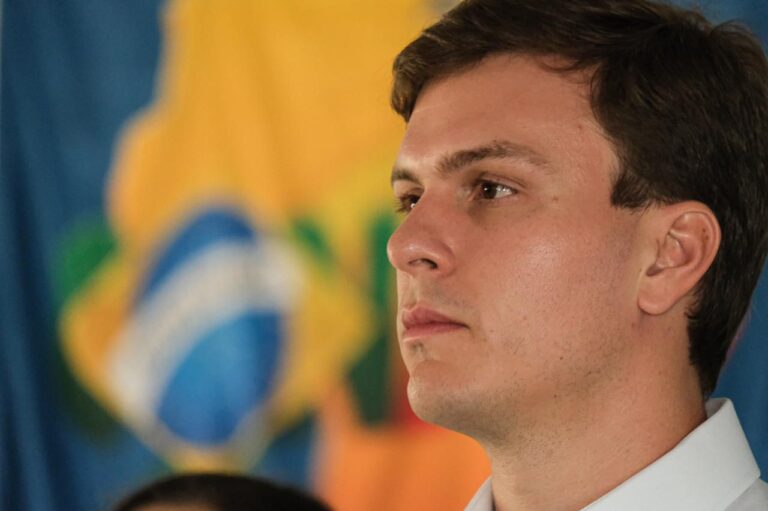 Miguel Coelho ironiza má gestão no governo de Câmara