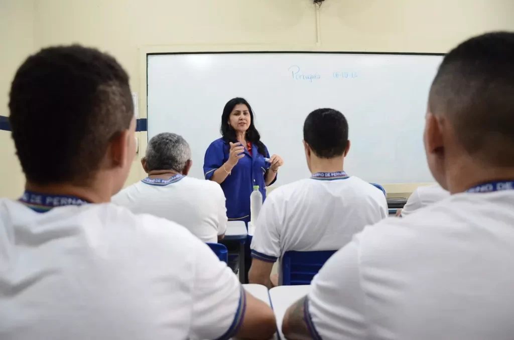 Há vagas para profissionais de níveis médio e superior e o salário chega a R$ 3,9 mil.
