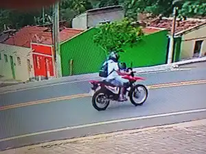 Os bandidos levaram uma motocicleta modelo Bross 160 cor vermelha, Placa PEA 3320.