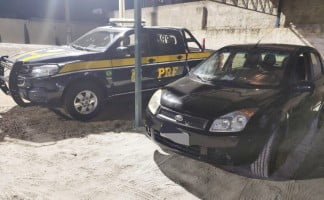 PRF apreende carro roubado durante fiscalização na BR-232