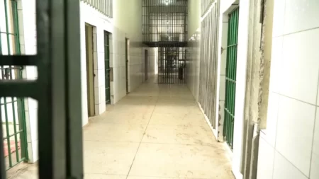Concursos e seleções reúnem 3.172 vagas de emprego em PE Corredor do presídio de Igarassu, na região metropolitana do Recife