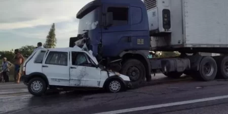 Colisão entre um carro e um caminhão deixou duas pessoas mortas na BR-232.