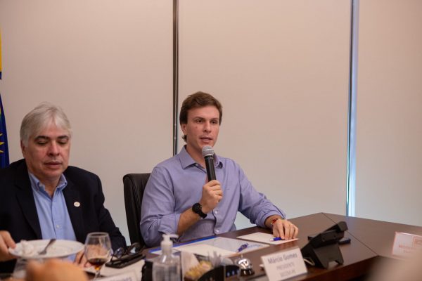 Miguel Coelho durante agenda no Sindicato da Habitação (Secovi-PE)