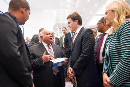 Miguel escreve documento que firma compromisso com comunidade cristã