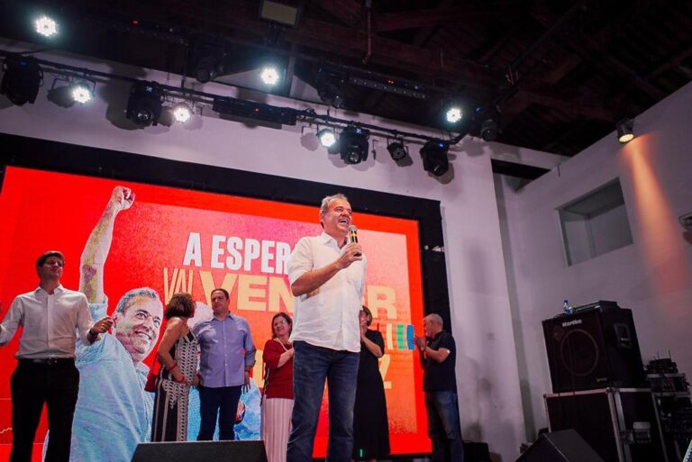 Danilo Cabral durante evento em Recife