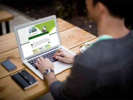 Sesi-PE abre 300 vagas para cursos de capacitação profissional Estudante participando de curso online pela internet