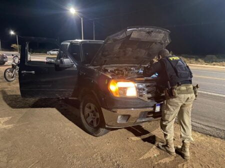 PRF apreende carro roubado em Petrolina, no Sertão