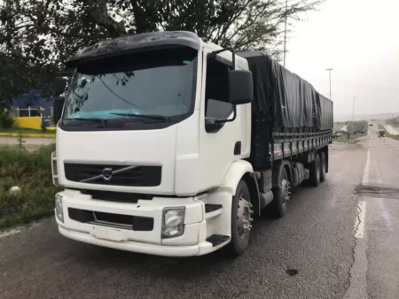 Caminhão retido pela PRF em Caruaru