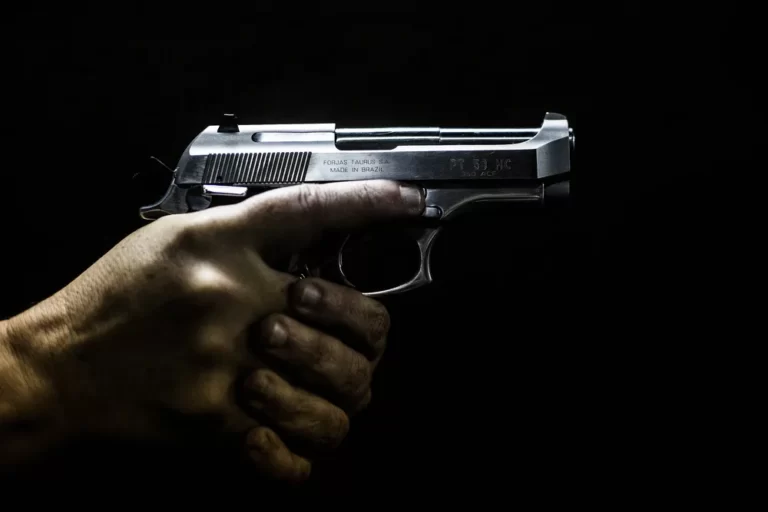 STF invalida as leis estaduais que autorizavam porte de armas Homem segurando arma