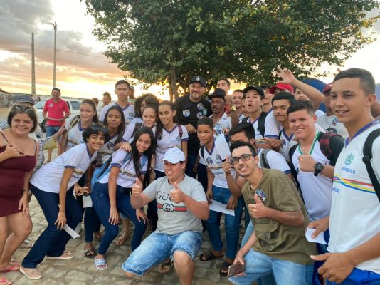 Charlles e Tiringa visitam região do Pajeú