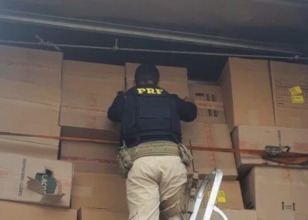 Caminhão com calçados falsos é retido pela PRF