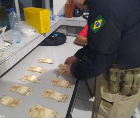 PRF apreende R$ 10 mil em notas de cinquenta (