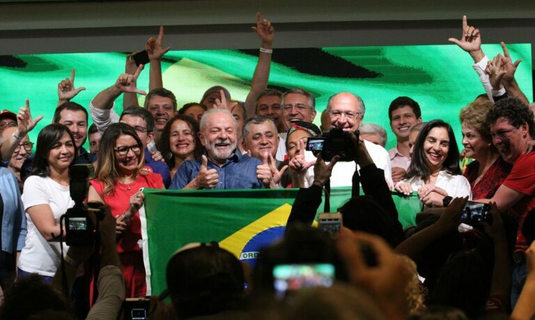 Em primeiro discurso, Lula afirma que combate à miséria é sua missão Lula faz seu primeiro discurso como presidente