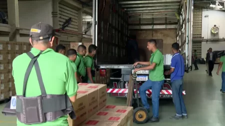 Urnas começam a ser carregadas para transporte no Recife