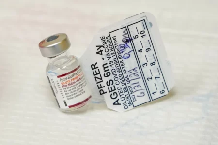 PE autoriza a imunização contra a Covid de crianças de 6 meses a 2 anos Vacina da Pfizer contra a Covid para crianças de 6 meses a 4 anos