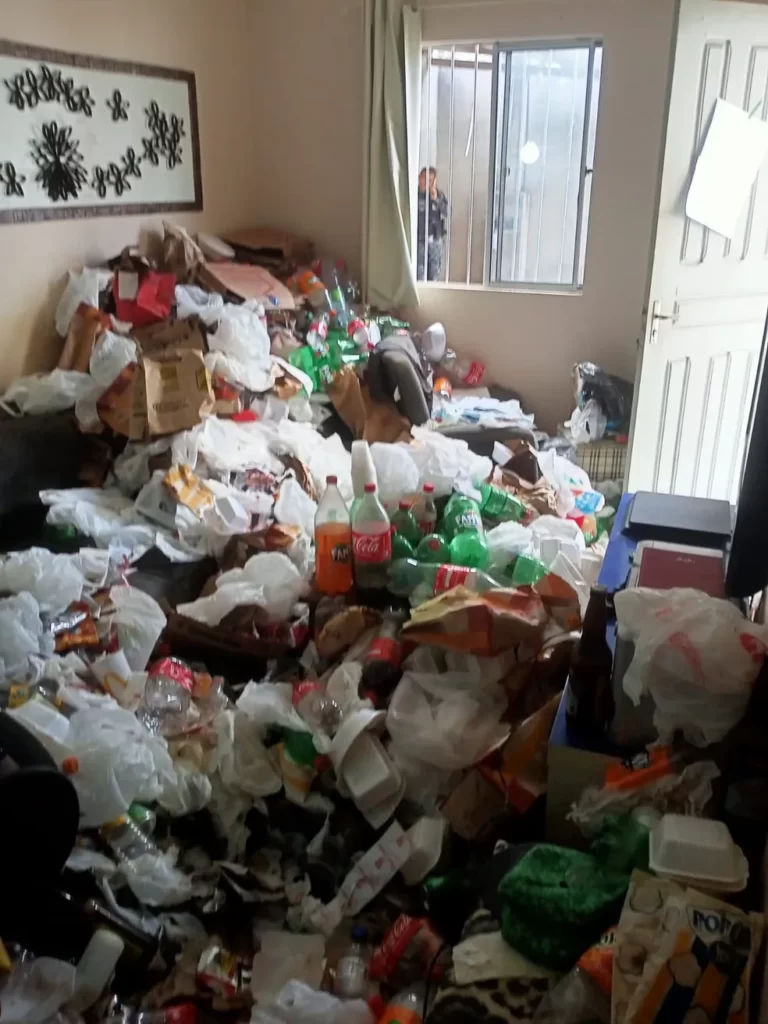 Casa do jovem tinha lixo e amontoado nos cômodos