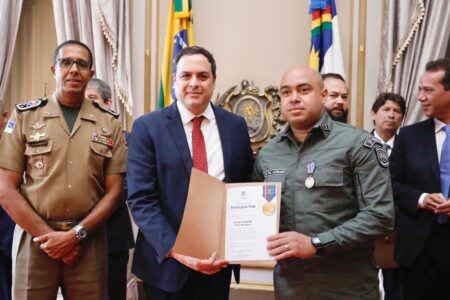 Governador é homenageado com medalhas durante a inauguração