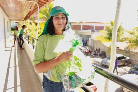 Márcia entrega novos fardamentos aos servidores da Secretaria de Meio Ambiente