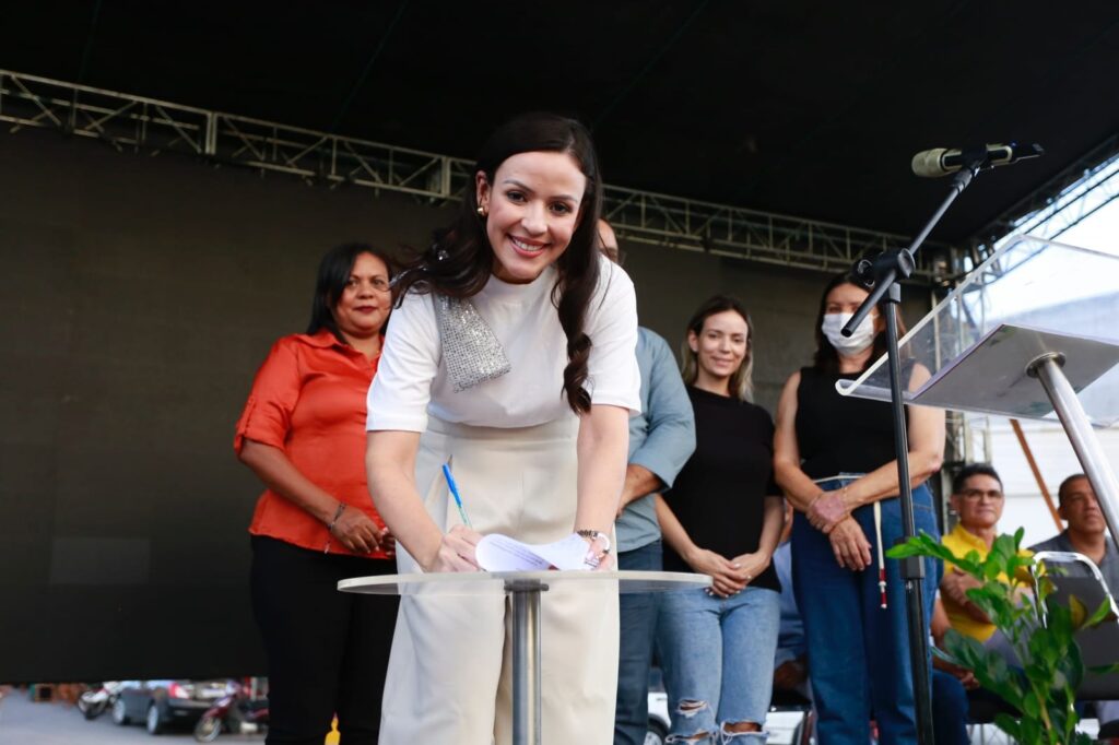 Márcia autoriza pavimentação na ordem de R$ 4,3 milhões em ST Márcia assina ordem de serviço em ST