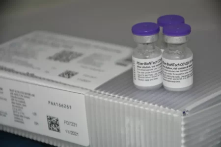 Anvisa aprova dose de reforço da vacina Pfizer para crianças e adolescentes Doses da vacina Pfizer