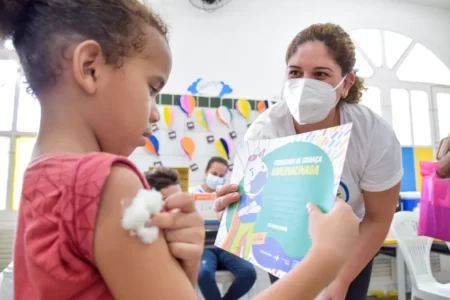 PE autoriza 3ª dose de vacina contra Covid-19 para crianças Vacinação de crianças contra a Covid-19