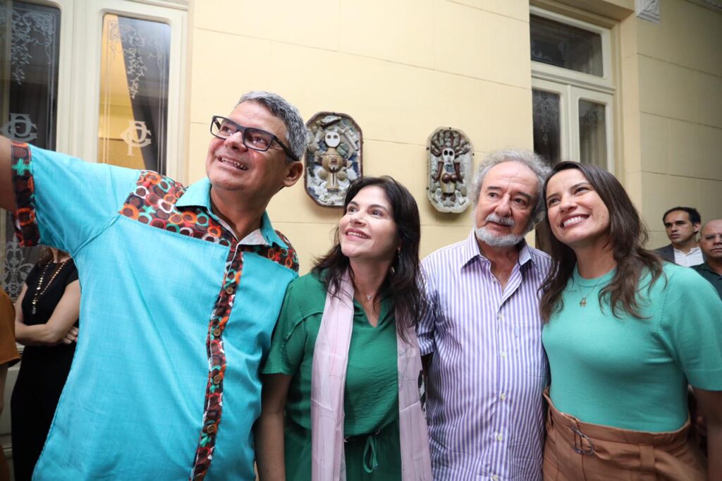 Governo de PE recebe grupos culturais e artísticos