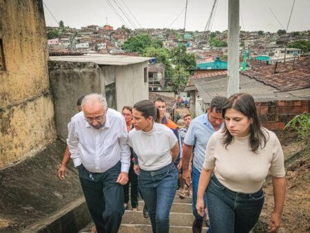 Governadora Raquel Lyra visita área de deslizamento em Olinda Raquel Lyra visita Onlida após deslizamentos