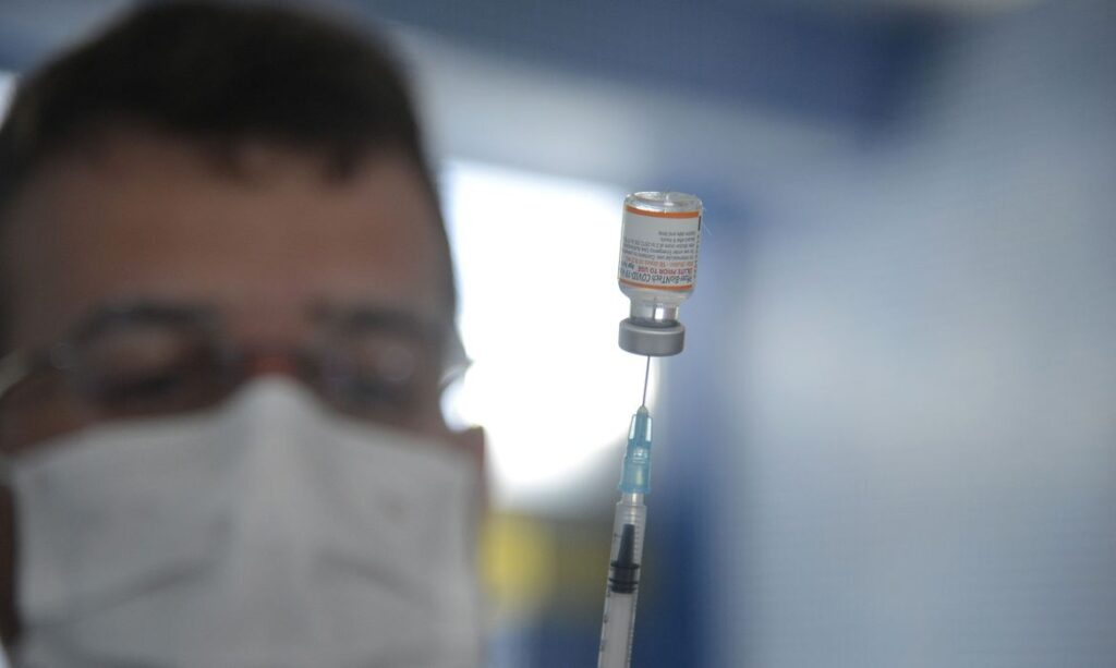 Brasil inicia aplicação da vacina bivalente contra covid-19 Aplicação da vacina bivalente contra a covid-19