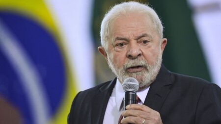 Lula sanciona reajuste do salário mínimo e correção do IR Presidente Lula