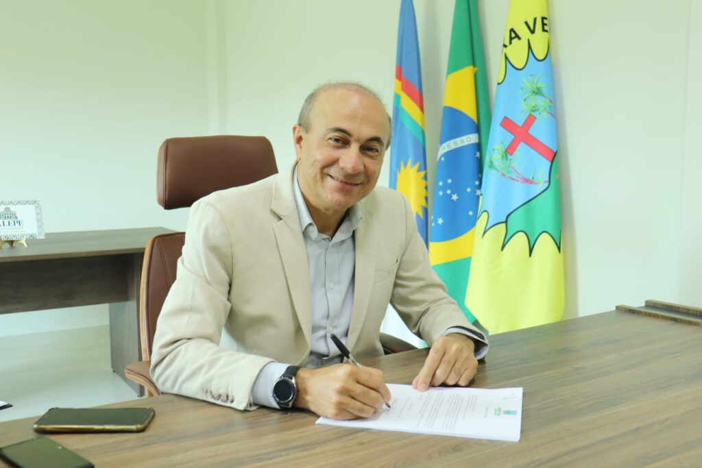 Prefeito Irlando assina PL que concede reajuste de 15% aos professores