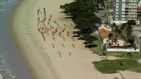 PE: Homem é detido após insistir em trecho de praia interditado Praia de Piedade em Pernambuco