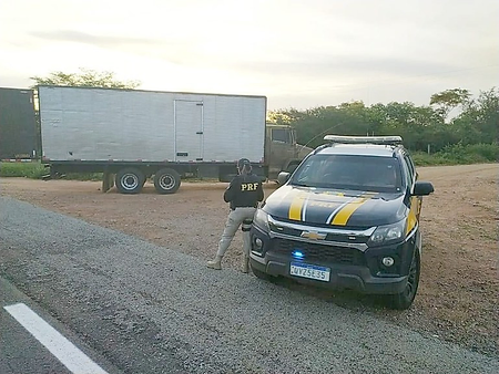Salgueiro: Motorista é detido após apresentar documento falso Motorista detido pela PRF na BR-232